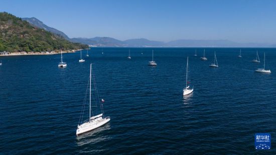 सर्दियों की गोद में फूशियान झील