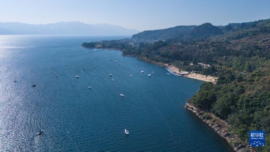 सर्दियों की गोद में फूशियान झील