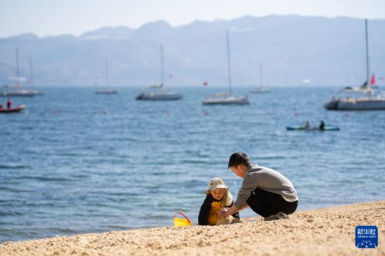 सर्दियों की गोद में फूशियान झील