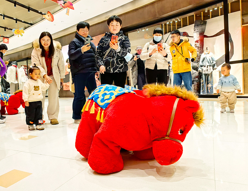 शांगहाई में रोबोट डॉग नववर्ष मनाने और उत्सव परेड करने के लिए 