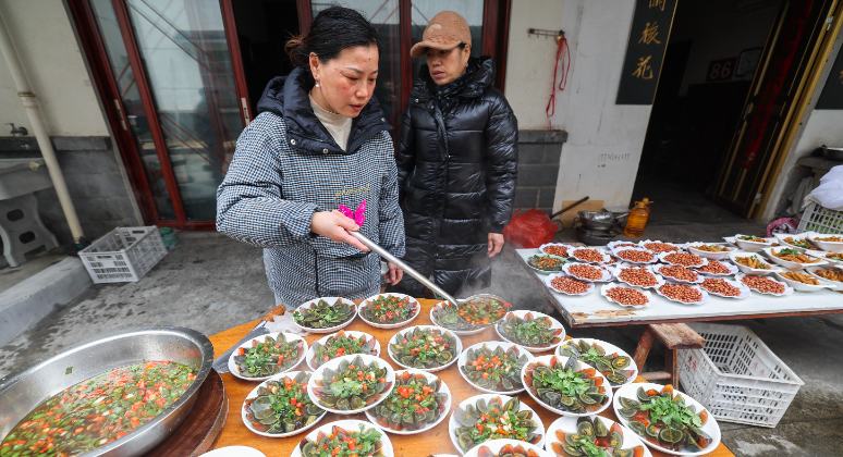 चीनी नववर्ष की रौनक थामे नहीं थमती, “घर का स्वाद” ले सजे बाजार