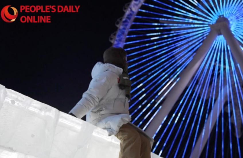 हिम और बर्फ़ में तराशते कलाकार