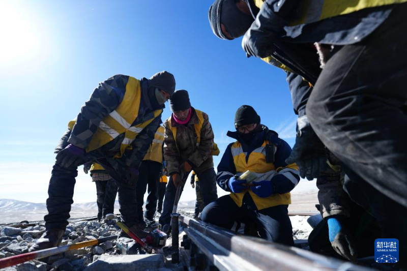 6 फरवरी, कुनलून पर्वत क्षेत्र — चाइना रेलवे छिंगहाई–शीत्सांग ग्रुप लिमिटेड के गेर्मु कार्यान्वयन खंड, वांगकुन लाइन कार्यशाला के कर्मचारी, छिंगहाई–शीत्सांग रेलवे की देखभाल करते हुए।