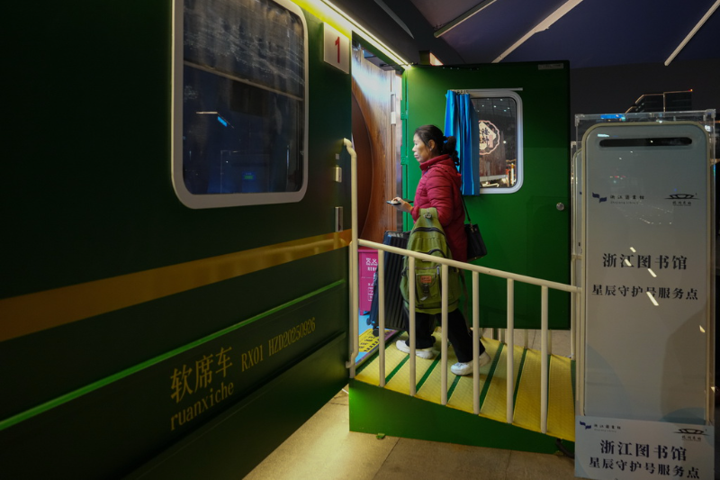 पुरानी शैली के हरे रेल डिब्बों में “सितारा संरक्षक”