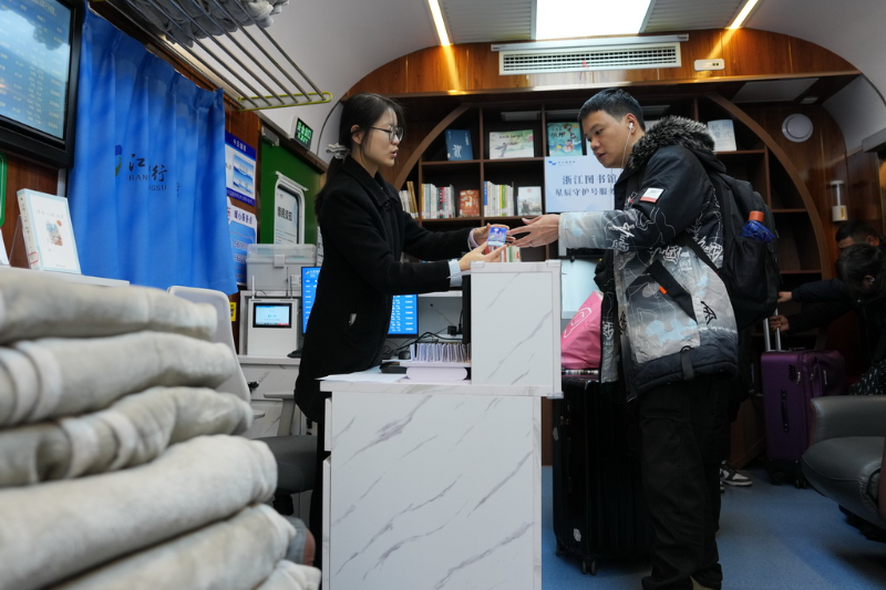 पुरानी शैली के हरे रेल डिब्बों में “सितारा संरक्षक”