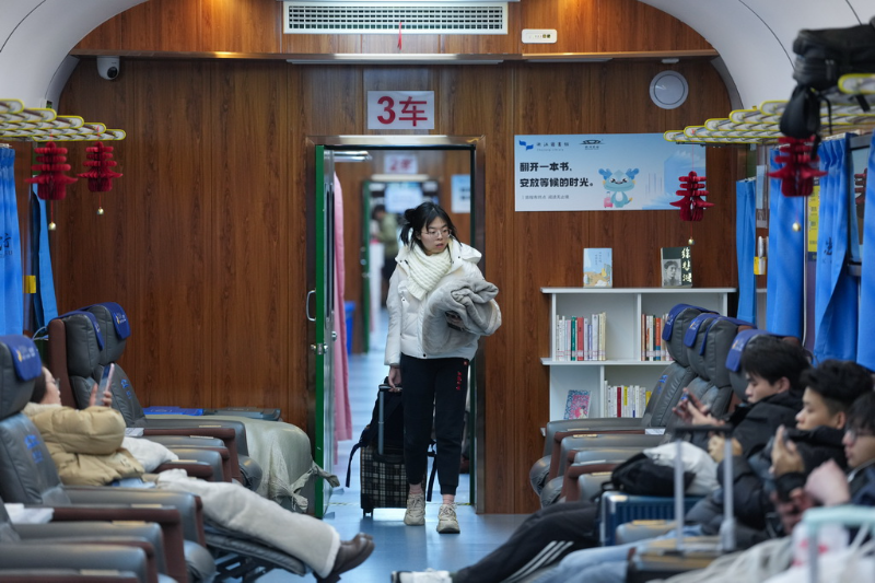 पुरानी शैली के हरे रेल डिब्बों में “सितारा संरक्षक”