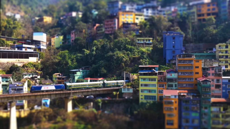 धुरी-संचलन फ़्रेम में खिली रंग-बिरंगी “डोपामिन” नगरी