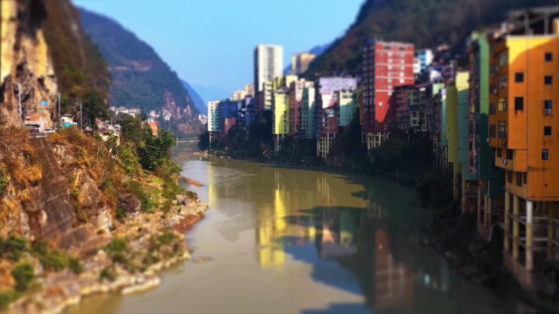 धुरी-संचलन फ़्रेम में खिली रंग-बिरंगी “डोपामिन” नगरी