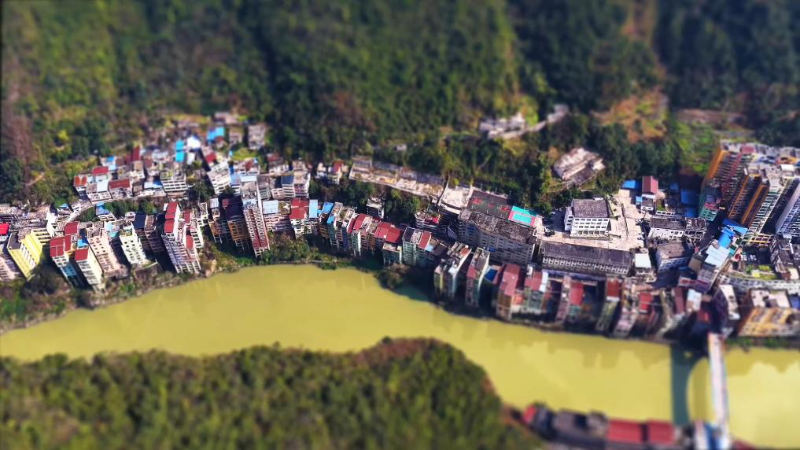 धुरी-संचलन फ़्रेम में खिली रंग-बिरंगी “डोपामिन” नगरी