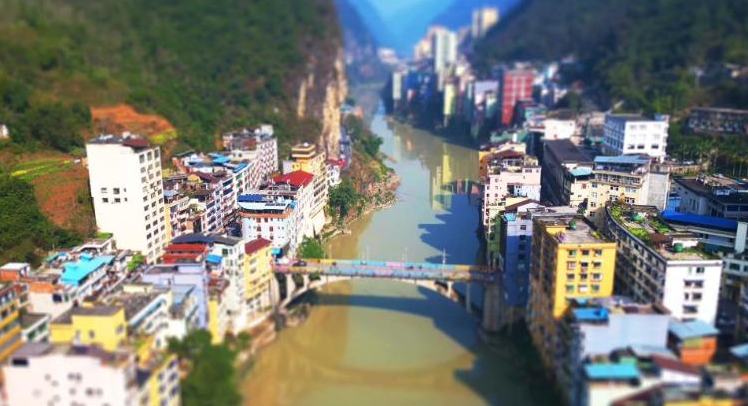 धुरी-संचलन फ़्रेम में खिली रंग-बिरंगी “डोपामिन” नगरी