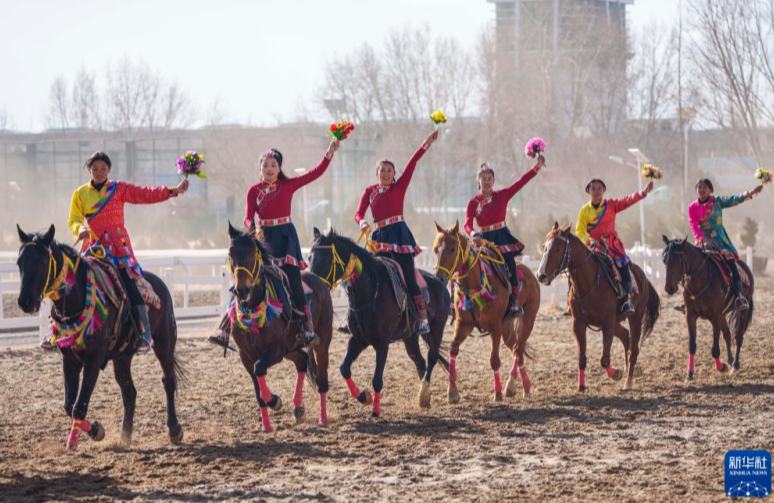 शीत्सांग में अश्व-वर्ष का नववर्षोत्सव, घोड़े पर नए वर्ष का स्वागत