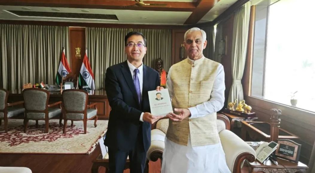 महावाणिज्यदूत छिन च्येए ने महाराष्ट्र के राज्यपाल आचार्य देवव्रत से शिष्टाचार भेंट की