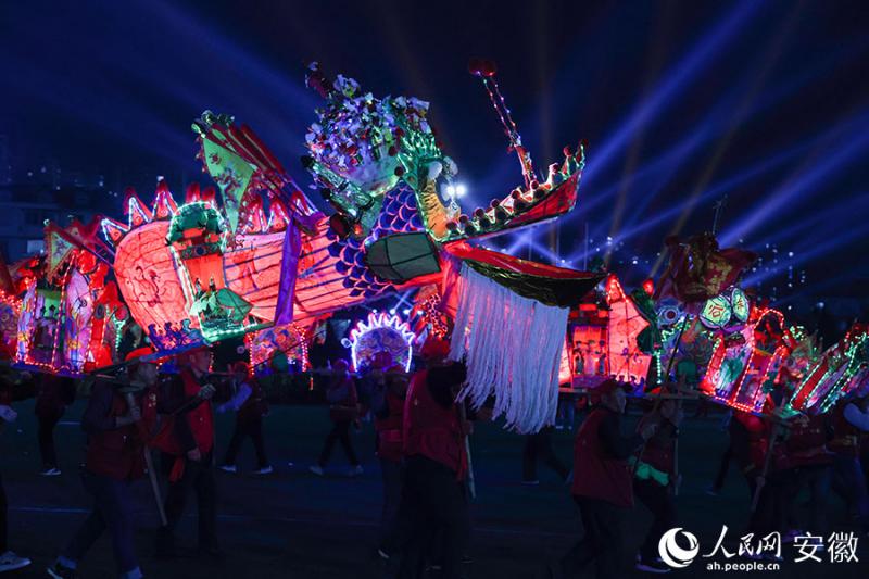 आनहुई के नानलिंग में रंग-बिरंगी रोशनी से सजा मछली–ड्रैगन नृत्य