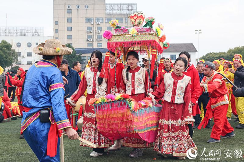 आनहुई के नानलिंग में रंग-बिरंगी रोशनी से सजा मछली–ड्रैगन नृत्य