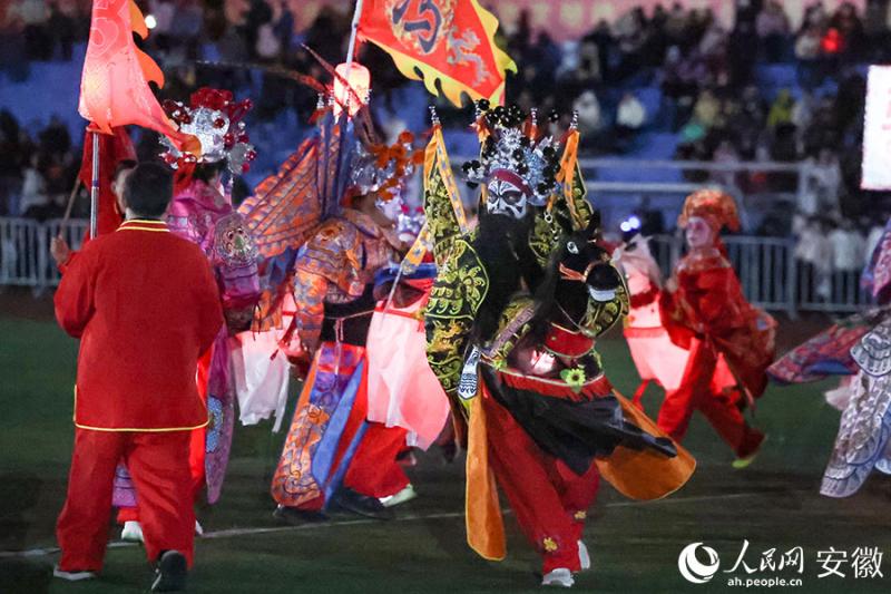 आनहुई के नानलिंग में रंग-बिरंगी रोशनी से सजा मछली–ड्रैगन नृत्य