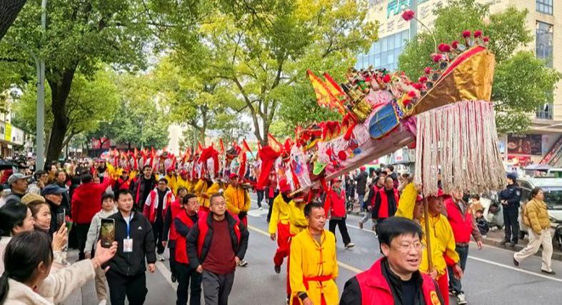 आनहुई के नानलिंग में रंग-बिरंगी रोशनी से सजा मछली–ड्रैगन नृत्य