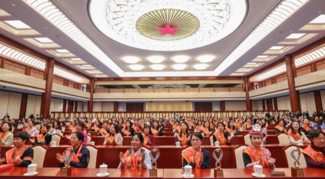 पेइचिंग：अंतर्राष्ट्रीय महिला दिवस का स्मरणोत्सव और सम्मान समारोह आयोजित