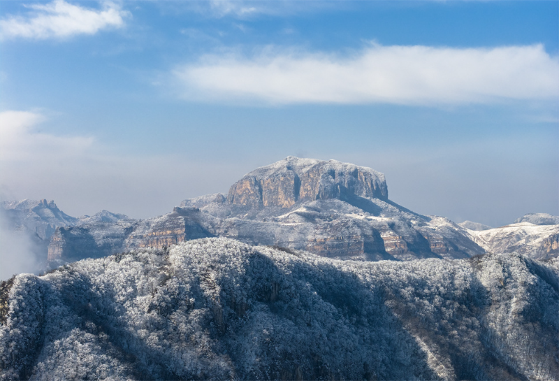 हेबेई-वूआन: ताइहांग की हिमाच्छादित शृंखलाएँ निखरीं, घाटियों में बर्फ और झीलों में वसंत की छटा