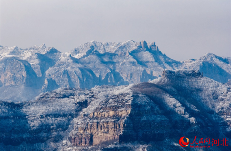 हेबेई-वूआन: ताइहांग की हिमाच्छादित शृंखलाएँ निखरीं, घाटियों में बर्फ और झीलों में वसंत की छटा