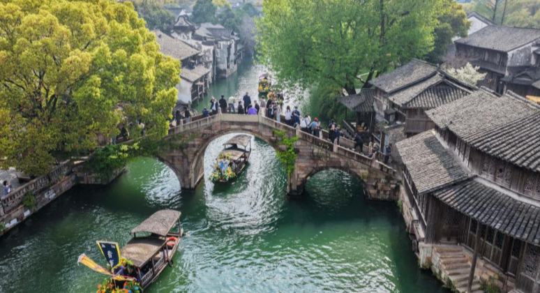 जियांगनान के प्राचीन गाँव में वसंत ऋतु के रेशमी फूलों के महोत्सव की शुरुआत