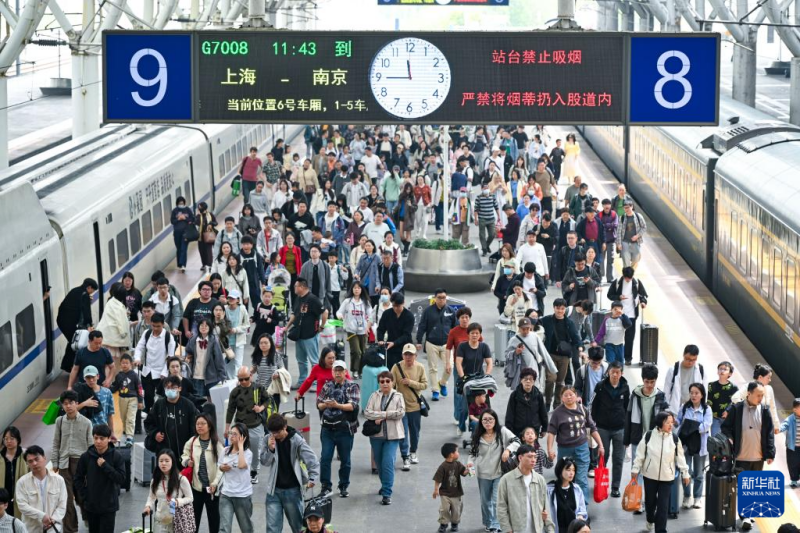 छिंगमिंग अवकाश के बाद चीन के रेलवे स्टेशनों पर वापसी यात्रियों की भारी भीड़