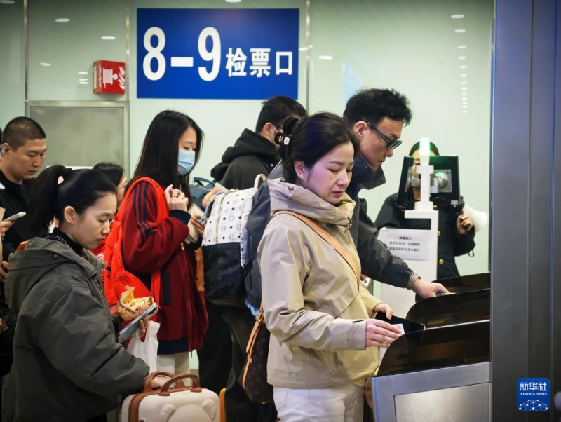 छिंगमिंग अवकाश के बाद चीन के रेलवे स्टेशनों पर वापसी यात्रियों की भारी भीड़