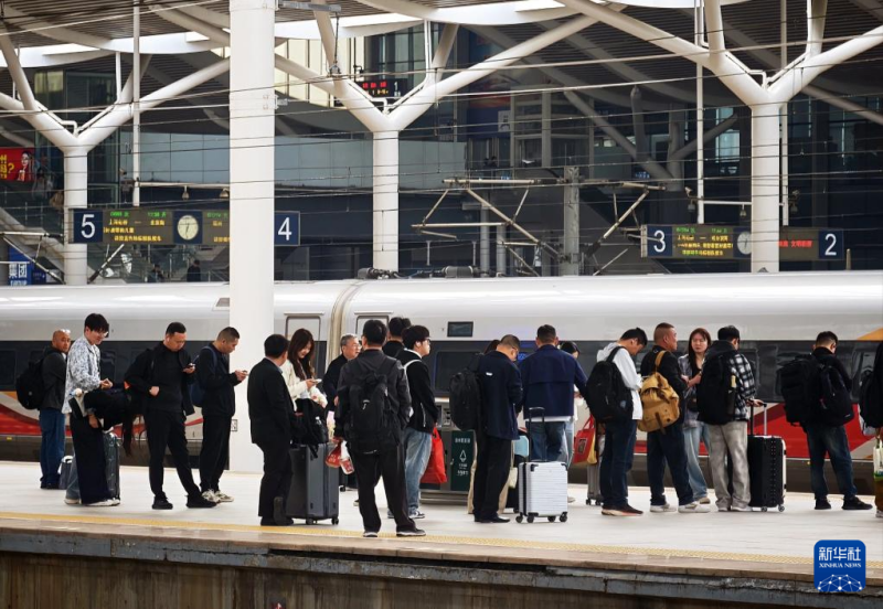 छिंगमिंग अवकाश के बाद चीन के रेलवे स्टेशनों पर वापसी यात्रियों की भारी भीड़