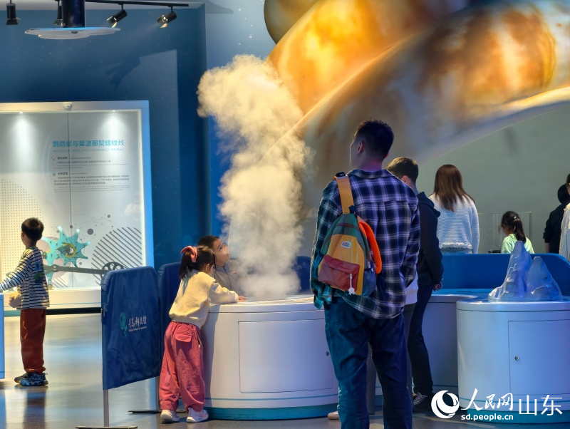 शानतोंग के छिंगताओ में समुद्री प्रौद्योगिकी ने किशोरों में जिज्ञासा जगाई