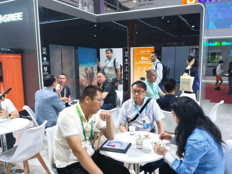 139वां कैंटन फेयर शुरू, खरीदारों ने चीन-निर्मित वस्तुओं की सराहना की