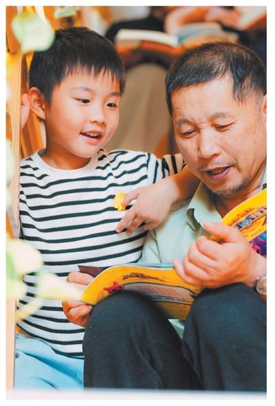 हर दिशा में पाठकों की उपस्थिति