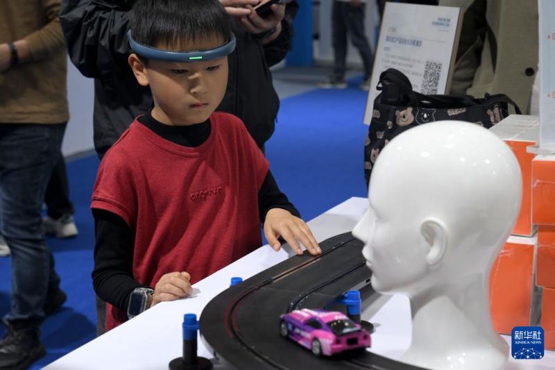 विज्ञान एवं प्रौद्योगिकी मेले में तकनीकी सौंदर्य तकनीक की सुंदरता का अनुभव