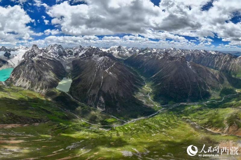 उत्तरी शीत्सांग के घासस्थलों में बिखरी मनोहारी छटा