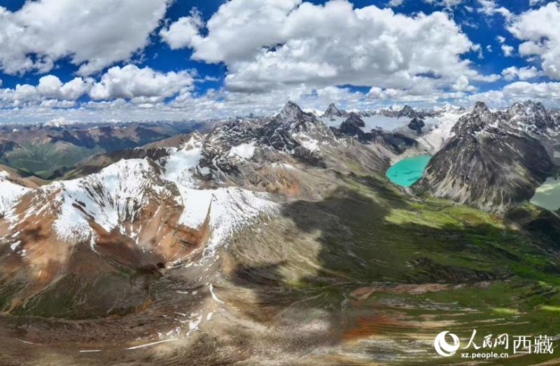 उत्तरी शीत्सांग के घासस्थलों में बिखरी मनोहारी छटा