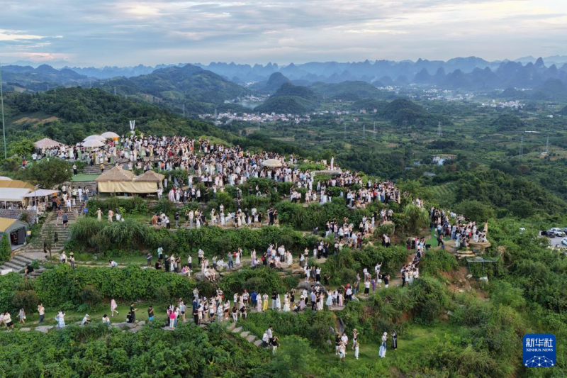 यांगशुओ की भव्य कार्स्ट पर्वत श्रृंखलाएं बनीं पर्यटकों का आकर्षण