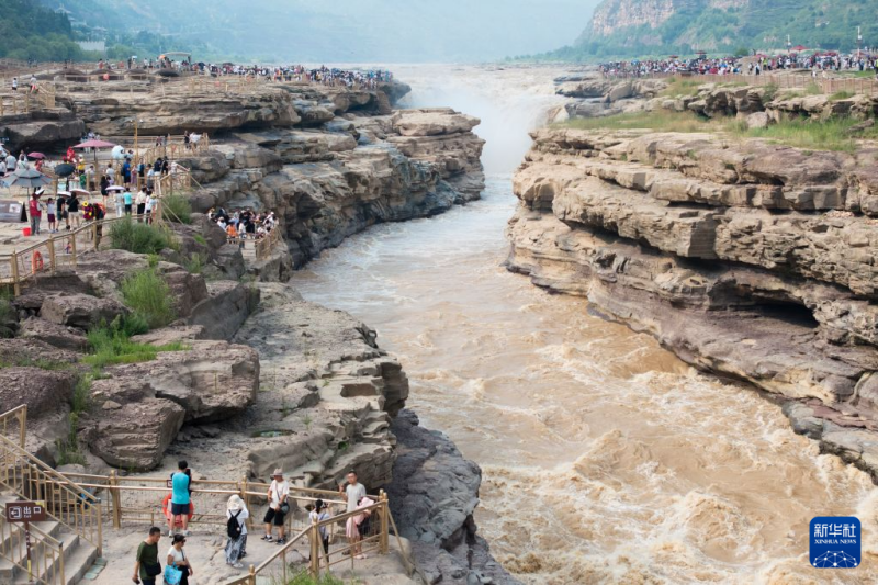 गर्मी की छुट्टियों में हुखौ जलप्रपात में उमड़ा पर्यटकों का सैलाब
