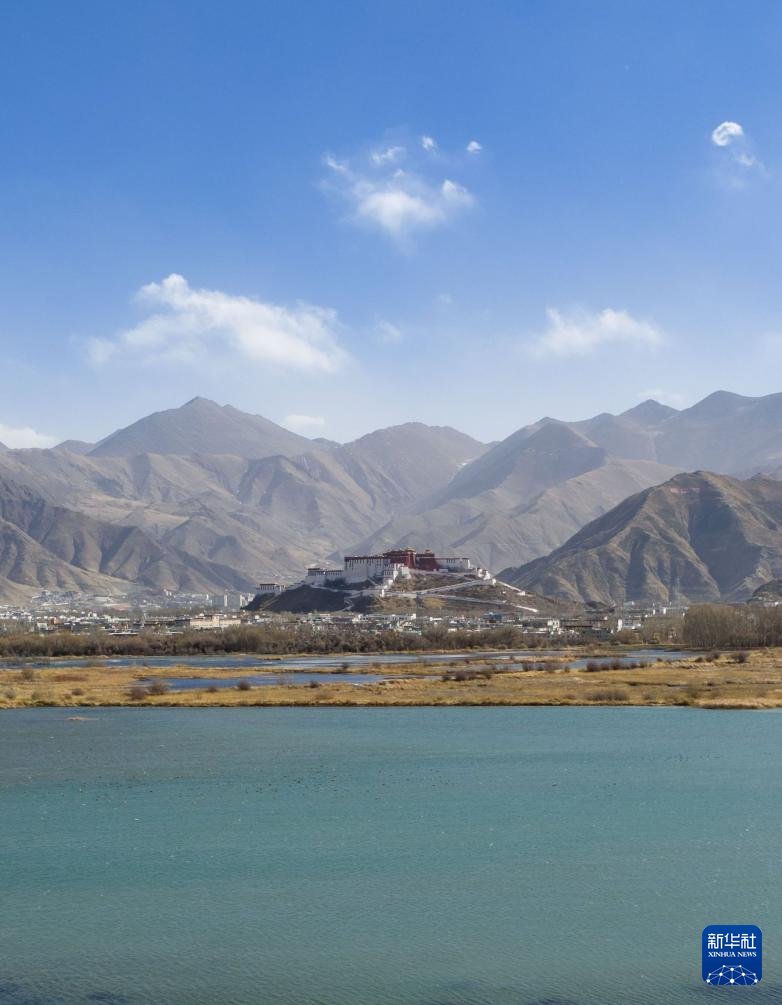 लारू आर्द्रभूमि में बिखरी प्राकृतिक सौंदर्य की छवि