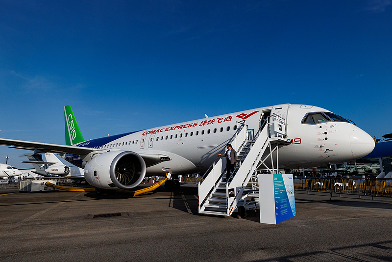 सिंगापुर विमान प्रदर्शनी में C919 और C909 विमानों की संयुक्त भव्य प्रस्तुति