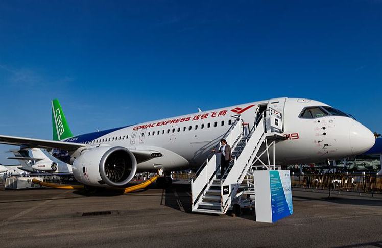 सिंगापुर विमान प्रदर्शनी में C919 और C909 विमानों की संयुक्त भव्य प्रस्तुति