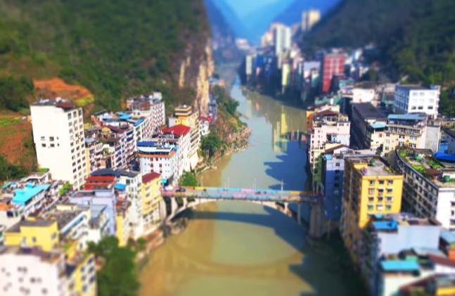 धुरी-संचलन फ़्रेम में खिली रंग-बिरंगी “डोपामिन” नगरी