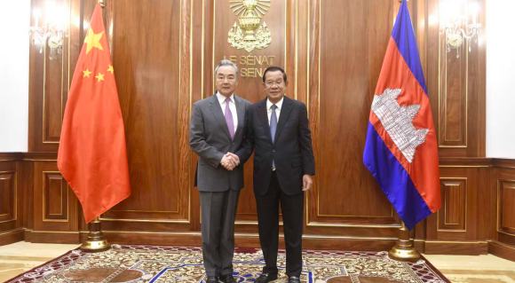 कंबोडिया के कार्यवाहक राष्ट्राध्यक्ष हुन सेन ने वांग यी से मुलाकात की