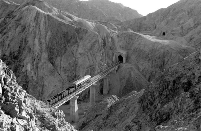 पुरानी तस्वीरों में दर्ज छिंगहाई-शीत्सांग रेलवे का फौलादी चमत्कार