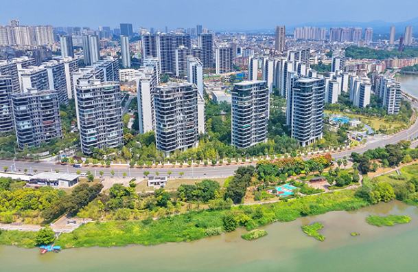 कानचोउ के नानखांग में साफ पानी और नीले आसमान का खूबसूरत नजारा